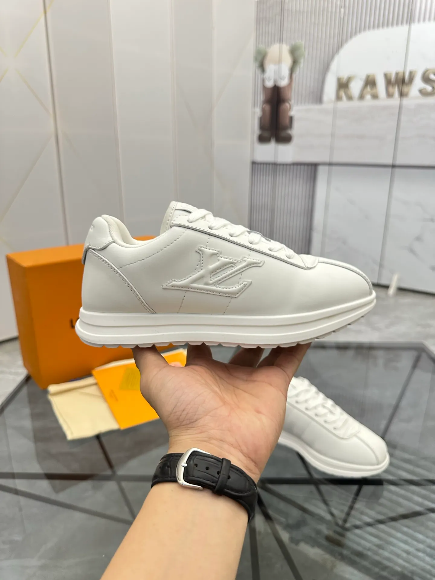 Men's shoes: 💰P700¥ Top quality Product trademark: LV* "Louis Vuitton*" low-top casual shoes Regular size: 35-45 (can be customized to 46) Couple style Product materials: Imported cowhide upper, breathable lining, original outsole. Number: two